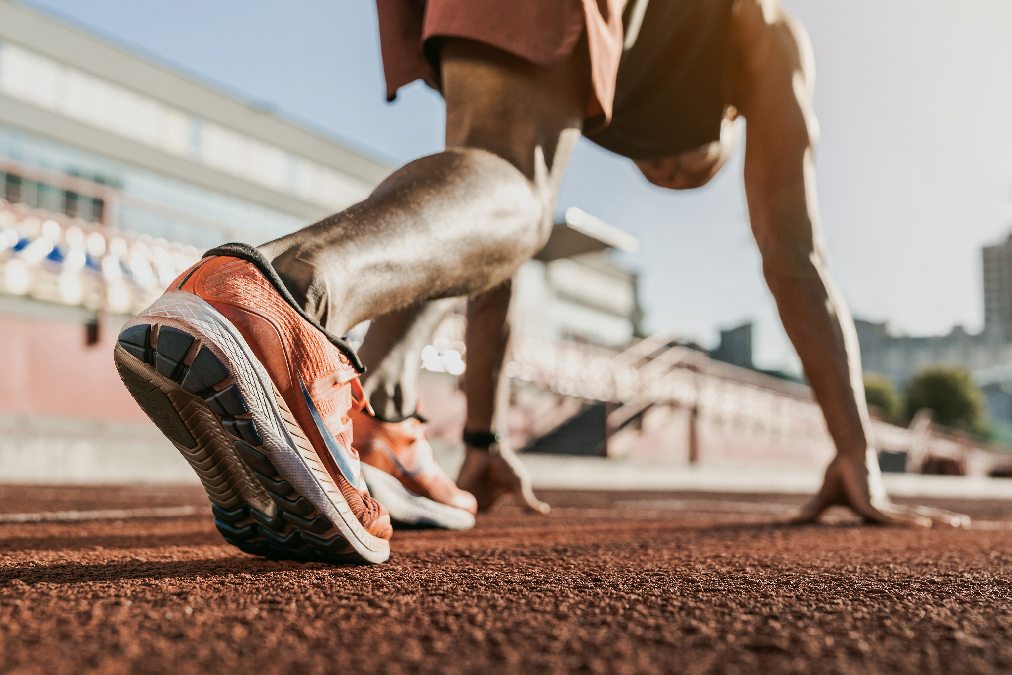 Image d'un coureur sur une piste d'athlétisme