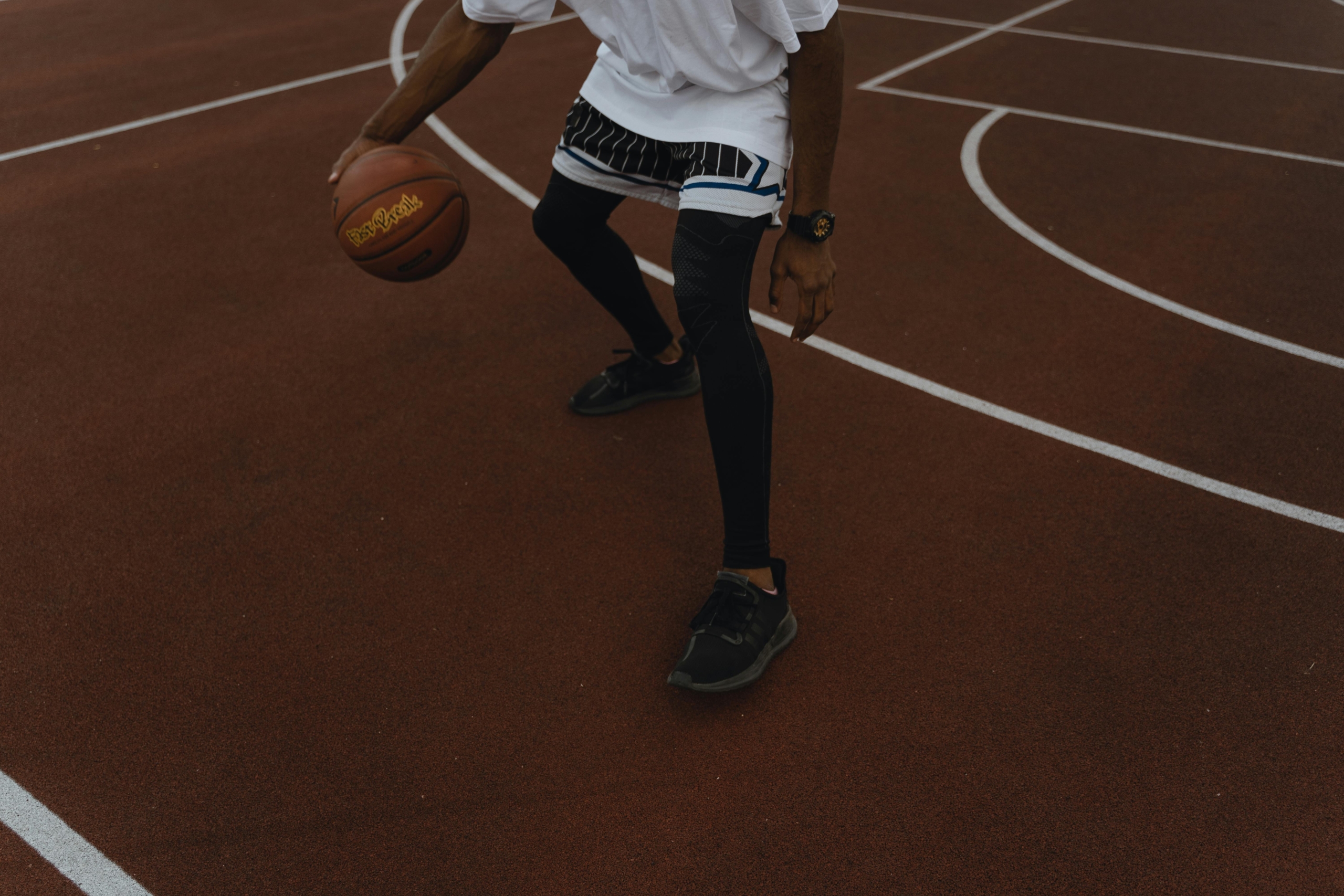 Un basketeur sur un terrain sombre